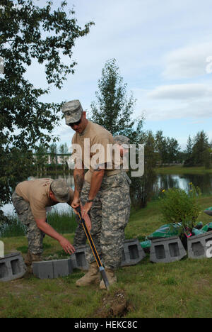 Militärangehörige in Fort Wainwright, Alaska, Pflanzen Bäume in Hochbeeten im Monterey Lake Memorial Park während des Greater Fairbanks Chamber of Commerce Community Partnership Day am 2. August 2011. Stockfoto