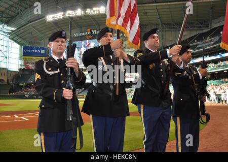 Soldaten der Army National Guard führen eine Flagge Zeremonie vor einem Major League Baseball Spiel in Houston, Texas, Mittwoch, 3. August 2011. Die Truppen, durchgeführt von der Texas Army National Guard Recruiting und Retention Bataillon, Flagge Detail als Teil eines militärisch ausgerichtete pregame Programms veranstaltet von der Houston Astros. Im Rahmen der Veranstaltungen wurden etwa 10 Guard Rekruten in Betrieb vereidigt; Garde-Mitglieder auch die Nationalhymne und warf den ersten Pitch. Texas Nationalgarde-Einheiten nehmen regelmäßig an öffentlichen Veranstaltungen wie diese, um besser mit der Gemeinschaft zu verbinden Stockfoto