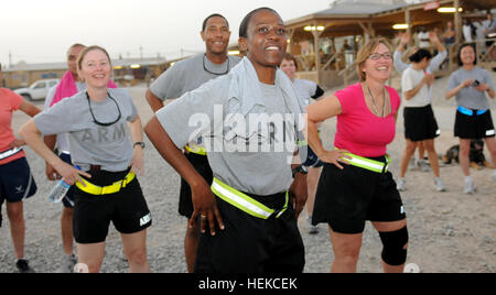 Auf diesem Foto zur Verfügung gestellt von ISAF Regional Command South, Heather A. Kness Oberstleutnant der Armee, Armee Sgt. 1. Klasse Samuel E. Cark, Armee Oberstleutnant Lashanda C. Cobbs und Armee Generalmajor Patricia D. Horoho, US-Armee stellvertretende Surgeon General und 23. Leiter der US Army Nurse Corps, beteiligte sich an eine motivierende Gruppe Warm-up vor der Frauen Krebsforschung 5K Walk/Run auf Kandahar Flugplatz 14. August , 2011. Generalmajor Horoho Krebsforschung 445963 Stockfoto