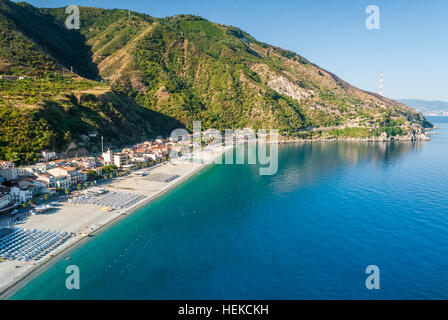 Der Strand von Scilla (Kalabrien, Süditalien) im Sommer Stockfoto