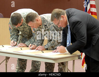 Fort Wainwright Kommandeur, Oberst Ronald M. Johnson, US-Armee Alaska Kommandeur, Major General Raymond Palumbo und Pete Lewis, Superintendent, Fairbanks North Star Borough Schulbezirk Zeichen, die Schülerinnen und Schüler im Bereich Fort Wainwright mit verbindet Partnerschaftsvereinbarung Schule aus den Einheiten auf Post Mentoren. US-Armee unterzeichnet Partnerschaft mit Fairbanks North Star Borough School District 110820-A-RT214-841 Stockfoto