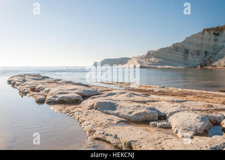 Felsiger Strand in der Nähe der "Scala dei Turchi" in Sizilien Stockfoto