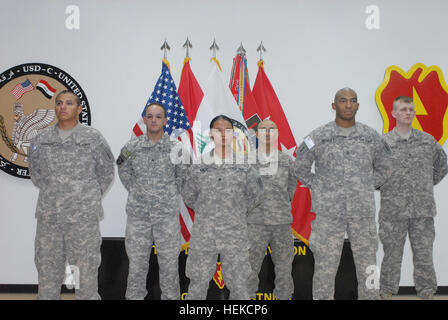 Soldaten mit 2. "Dagger" beraten und unterstützen Brigade, 1st Infantry Division United States Division-Center stehen in Bildung vor dem Erhalt der Münzen von Generalleutnant Frank Helmick, Kommandierender general der XVIII Airborne Corps und stellvertretender Kommandierender General-Operationen mit United States Forces – Irak, 20. August 2011 im Camp Liberty, Irak. PFC. Juan Rodriguez Jr., links, einen Mechaniker mit Unternehmen B, 299. Brigade Support Battalion und einem McAllen, Texas, native, Spc. Elaine Bungay, dritte von links, Versorgung mit speziellen Truppen Bataillon und ein Anchorage, Alaska, native, Angestellter und Jesaja Mosley Pfc. Stockfoto