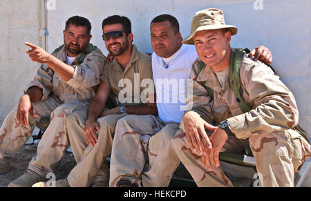 Afghanische Armeeoffiziere, afghanisch-amerikanische Dolmetscher und US-Soldaten führen am 20. August 2011 im National Training Center in Fort Irwin, Kalifornien, Trainingsübungen durch. im Rahmen von 3-2 Operationen der Stryker Brigade. Stockfoto