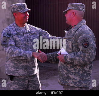 Die eingetragenen Führungskraft für die Vereinigten Staaten Streitkräfte-Iraq, Command Sergeant Major Lawrence Wilson, wird von Befehl SGT Maj Anthony Cortez, der Befehl Sergeant-Major für 3. Feldartillerie-Regiment, 2. Bataillon, 1. US-Panzerdivision in Fort Bliss, Texas, 1st Brigade Combat Team begrüßt. Während seines Besuchs in Vorwärts operative Basis Krieger, Kirkuk, Irak, Februar 11. Irak dienstältesten eingetragen besucht "Warriors" 258252 Stockfoto