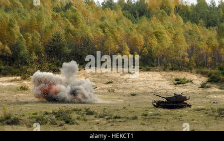 Ein M60 Patton Tank explodiert nach geschlagen mit einem FGM-148 Javelin-Panzerabwehr-Lenkflugkörper durch US-Armeesoldaten aus der 173rd Airborne Brigade Combat Team während der Bereitstellung Ausbildung im Joint Multinational Training Center in Grafenwöhr, Ger, 24. Oktober 2006 abgefeuert. Soldaten der 173. sind zusammen zum ersten Mal seit ihrer Einheit Umwandlung in eine Brigade combat Team training. (US Armee-Foto von Gary L. Kieffer) (Freigegeben) FGM-148 Javelin - ID 061024-A-0497-K-006 Stockfoto