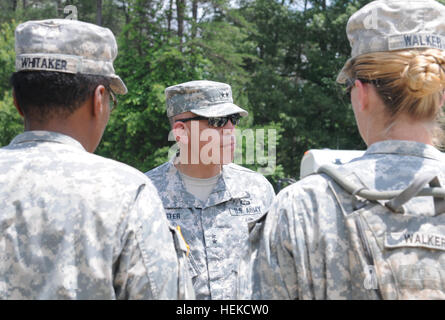 Generalmajor David W. Puster, Kommandierender general des 84. Training Command, Fort Knox, Kentucky, Gespräche mit Mitgliedern der 624th Quartermaster Company, Michigan City, ind., und 439th Quartermaster Company, Middletown, Connecticut, während die Quartiermeister flüssig Logistik Übung am Fort A.P. Hill, VA., am 13. Juni 2014. QLLEX 2014 ist eine gemeinsame Streitkräfte Übung wo 64 Einheiten an acht Standorten in den kontinentalen Vereinigten Staaten mehr als 3,25 Millionen Gallonen Öl liefern und produzieren 479.000 Gallonen Wasser. (US Armee-Foto von Spc. Nicole Paese/freigegeben) QLLEX VIP-Besuch 140613-A-AT184-2 Stockfoto