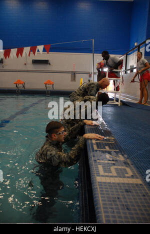 Sgt. Eric J. Glassey, Sgt. Kevin Frazier und Sgt. 1. Klasse Frank Minnie, alle vom 4. Public Affairs Abteilung, während Phase II Wasser Survival Training in Fort Hood, Texas, 24. August 2011 aus dem Pool steigen. Die Armee-Wasser-Survival-Training besteht aus drei Phasen und umfasst Ereignisse wie Hochwasser Eintritt und Buddy Kragen Schlepptau. (US Armee-Foto von Spc. Jenine Shamieh/freigegeben) Sgt. Eric J. Glassey, Sgt. Kevin Frazier und Sgt. 1. Klasse Frank Minnie, alle vom 4. Public Affairs-Abteilung, während Phase II Wasser Survival Training in Fort Hood, Texas, 24 Aug. 201 aus dem Pool steigen. Stockfoto