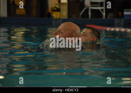 Sgt. 1. Klasse Frank Minnie und Spc. Nathan Booth, beide aus 4. Public Affairs-Abteilung verwenden Sie einheitliche Hosen als Schwimmhilfen im Wasser Überlebenstraining in Fort Hood, Texas, 24. August 2011. Die Armee-Wasser-Survival-Training besteht aus drei Phasen und umfasst Ereignisse wie Hochwasser Eintritt und Buddy Kragen Schlepptau. (US Armee-Foto von Spc. Jenine Shamieh/freigegeben) Sgt. 1. Klasse Frank Minnie und Spc. Nathan Booth, beide aus 4. Public Affairs-Abteilung verwenden Sie einheitliche Hosen als Schwimmhilfen im Wasser Überlebenstraining in Fort Hood, Texas, 24. August 2011 110824-A-MG489-008 Stockfoto