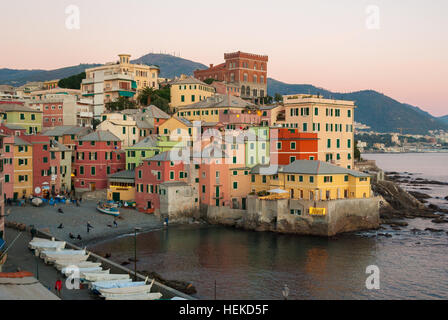 Boccadasse, ein kleines Meer Stadtteil von Genua, bei Dämmerung Stockfoto