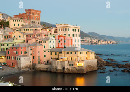 Boccadasse, ein kleines Meer Stadtteil von Genua, bei Dämmerung Stockfoto