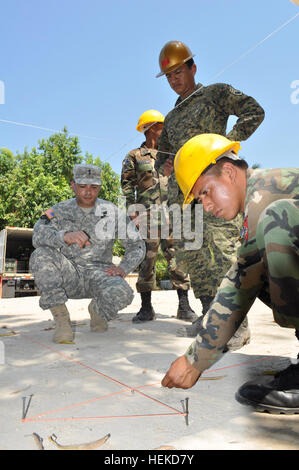 US Army 2nd Lt. Ivan Vazquez, ein Linguist mit 560th Schlachtfeld Überwachung Brigade, übersetzt für USA und salvadorianischen Militäringenieure wie sie arbeiten an einem Standort für eine neue Schule zu bauen, in Beyond the Horizon im El Tamarindo, El Salvador, 3. April 2013 beginnen. Hinter dem Horizont ist Vorsitzender des unter der Regie der Joint Chiefs Of Staff, US Southern Command geförderte gemeinsame kombinierten Bereich und Ausbildung humanitäre Bewegung.  (US Armee-Foto von Sgt. Rick Frost/freigegeben) UNS gemeinsam salvadorianische Soldaten bauen Schule 130403-A-OM689-002 Stockfoto