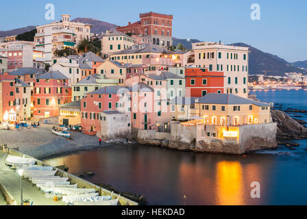 Boccadasse, ein kleines Meer Stadtteil von Genua, bei Dämmerung Stockfoto