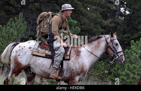 Soldaten, die Teilnahme an der US-Armee John F. Kennedy Special Warfare Center und Bergsteigen Schulprogramm führen Senior Kurs Level II-Ausbildung in der Nähe von Fort Carson, Colorado, nach Abschluss der Basic-Kurs (Stufe III) wo Teammitglieder 15 grundlegende Aufgaben, einschließlich der Navigation in bergigem Gelände, Seil Befehle, Transport von einem Unfall auf einer improvisierten Wurf und Abseilen Techniken gelernt. Während der Level II sollen die Soldaten wissen und einen Hands-on-Test auf die Grundlagen des Kletterns im Laufe. Sie müssen unter den 17 Aufgaben im Rahmen der Senior profi Stockfoto