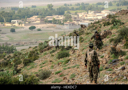 Eine Gruppe von Afghan National Army Soldaten der 3. Coy, 1. Kandak hinunter einen Hügel in Richtung Dorf Majiles im Bezirk Vasantha 9. September. Die ANA-Soldaten und ihre US-Kollegen Einrichten einer Patrouille Basis auf dem Hügel, wo sie die nächsten drei Tage verbringen würde, da sie die nahe gelegenen Dörfern bewacht und über Bereiche indirektes Feuer wachte stammen aus. Drei Nächte auf der Teilungslinie 110909-A-QO000-041 Stockfoto