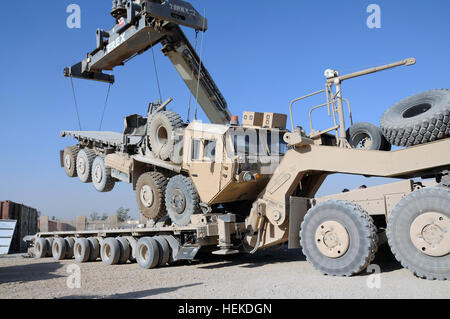 Eine erweiterte Mobilität taktischer LKW wird auf eine schwere Ausrüstungstransport zugewiesen 129. Transportation Company, 12. September 2011, bei Forward Operating Base Marez geladen wird. Die 129. sind Reserve-Soldaten aus New Century, Kansas, zugewiesen, der 230. Sustainment Brigade Joint Task Force Hickory, Gerät außer schließen vorwärts Betrieb Grundlagen im Rahmen von den Verantwortlichen Rücktritt von US-Truppen fristgerecht bis zum 31 Dezember schleppen zu unterstützen. Gemeinsame Task Force Hickory 110912-A-BS900-251 Stockfoto