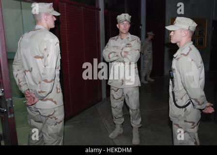 GUANTANAMO BAY auf Kuba – Navy Rear Admiral Dave Thomas braucht Zeit, um mit Joint Task Force Guantanamo Troopers während einer letzten Tour durch Camp 6, 25. November 2008 zu sprechen. Thomas hält seine Troopers seine "Batterie" und oft bekundet seinen stolz auf die Männer und Frauen, die die JTF-Mission zu unterstützen. JTF Guantanamo führt sicher, humane, rechtliche und transparente Pflege und Obhut von Festgenommenen feindlichen Kämpfern, darunter Militärkommission und die verurteilten bestellt freigegeben. Die JTF führt Intelligenzansammlung, Analyse und Verbreitung für den Schutz von Insassen und Personal im JT Stockfoto