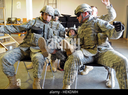 Soldaten aus den 1186th Military Police Company, Oregon Army National Guard, Fahrzeug Rollover Übungen während Premobilization bei chemischen Depot Umatilla in Hermiston, Oregon/USA, Sept. 15. 1186th Military Police Company ist Training für den Einsatz nach Afghanistan Unterstützung der Operation Enduring Freedom. Oregon Army National Guard Militärpolizei trainieren für Mobilisierung 457445 Stockfoto