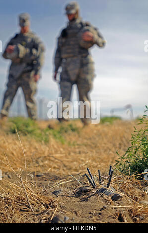 Soldaten aus den 1186th Military Police Company, Oregon Army National Guard, gehen vorbei an einer Simulation Antipersonen mir während einer Theke improvisierten Sprengsatz training, Teil ihrer Pre-Mobilisierung bei Umatilla Chemical Depot in Hermiston, Oregon/USA, Sept. 15. 1186th Military Police Company ist Training für den Einsatz nach Afghanistan Unterstützung der Operation Enduring Freedom. Zähler improvisierten Sprengkörpern Ausbildung 457799 Stockfoto