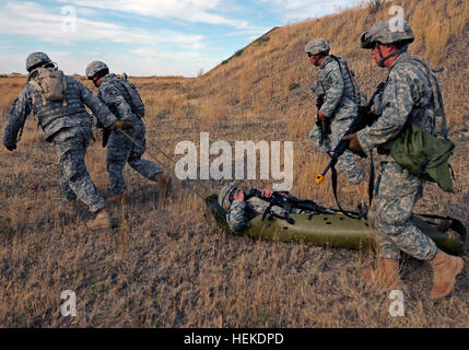 Soldaten aus 1186th Military Police Company, Oregon Army National Guard, transportieren einen Unfall im Laufe ihrer Combat Lifesaver, Teil ihrer Pre-Mobilisierung-Ausbildung bei Umatilla Chemical Depot in Hermiston, Oregon/USA Sept. 15. 1186th Military Police Company ist Training für den Einsatz nach Afghanistan Unterstützung der Operation Enduring Freedom. (US Army Foto von Spc. Kirby Reiter, 115. Mobile Public Affairs Abteilung, Oregon Army National Guard). Oregon Army National Guard Militärpolizei trainieren für Mobilisierung 458056 Stockfoto