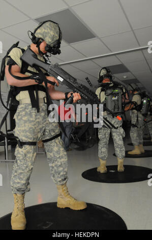 Am 8. August 2011 führten Soldaten der US Army Reserve der 443rd Transportation Company während der Kampfunterstützungstraining 86 in Fort McCoy (Wisconsin) ein abgesenktes Soldier Training System durch, um Konvoisoperationen, Gerätetransporte und virtuelle Kampfsimulationen zu testen. Stockfoto
