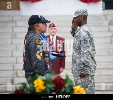 SHAW AIR FORCE BASE, S.C. (16. September 2011) – als Teil einer Mannschaft Shaw Zeremonie in der Erkenntnis der Kriegsgefangenen und missing in Action Nationalfeiertag, Staff Sgt. La Troy Butler, eine dritte Armee / ARCENT Versorgung Unteroffizier und Suffolk, Virginia stammende präsentiert ein POW/MIA-Flag an die Mitglieder der Rolling Thunder. Rollender Donner ist eine Non-Profit-Organisation united im Namen der Kriegsgefangenen und MIAs aller Kriege und motiviert durch ihre Losung, "Wir werden nicht vergessen." (Foto von Army Staff Sgt Nicholas Salcido, 3. US-Armee / ARCENT Public Affairs) Flickr - der US-Armee - werden wir nie vergessen. Stockfoto