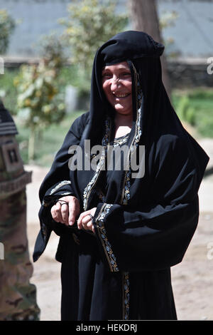 Dr. Mahjaben spricht mit Soldaten der 504th Schlachtfeld Support Brigade außerhalb der Kreisstadt in Spin Boldak City, Provinz Kandahar, Afghanistan, 18. September 2011.  Dr. Mahjaben war da, um lokalen nationalen Weibchen über Gesundheitsfragen aufzuklären.  (Foto: Spc. Kristina Truluck, 55. Signal Company) Expeditionary Frauenmannschaft Gesundheit Fortbildungsveranstaltung 110918-A-VB845-080 Stockfoto