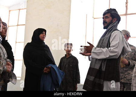 Spin Boldak Bezirk Gouverneur Haji Abdul Ghani spricht mit der Kandahar Provincial Directorate of Women es Angelegenheiten Mim Roqiyah Achackyzi im Bezirk Mitte in Spin Boldak City, Provinz Kandahar, Afghanistan, Sept 18., 2011. Gouverneur Haji Abdul Ghani ist interessiert an eine Stadt DOWA in der Zukunft hinzufügen. (Foto: Spc. Kristina Truluck, 55. Signal Company) Expeditionary Frauenmannschaft Gesundheit Fortbildungsveranstaltung 110918-A-VB845-111 Stockfoto