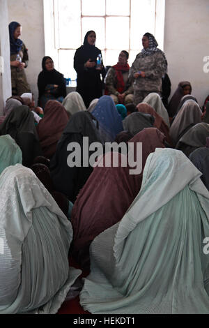 Ein Krähen des lokalen nationalen Weibchen hört sich ein Lautsprecher im Bezirk Mitte in Spin Boldak City Provinz Kandahar, Afghanistan, 18. September 2011. Mehr als 130 nationalen Frauen und ihren Kindern besuchte der weiblichen Gesundheit Fortbildungsveranstaltung in der Dr. Mahjaben und die Kandahar Provincial Directorate of Women es Angelegenheiten Mim Roqiyah Achackyzi ihnen Informationen gab. (Foto: Spc. Kristina Truluck, 55. Signal Company) Expeditionary Frauenmannschaft Gesundheit Fortbildungsveranstaltung 110918-A-VB845-182 Stockfoto