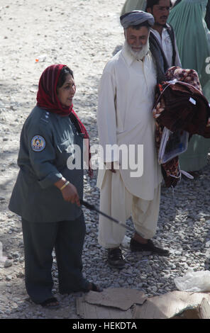 Afghanische uniformierten Polizeibeamten Noor Haya spricht mit einem älteren außerhalb der Kreisstadt in Spin Boldak, Provinz Kandahar, Afghanistan, 18. September 2011. Polizeibeamten ausgehändigt Nahrung, Kleidung, decken, Bücher für die Bewohner nach einem Frauen? s Gesundheit Fortbildungsveranstaltung. (US Armee-Foto von Spc. Kristina Truluck/freigegeben) Afghanische uniformierten Polizeibeamten Noor Haya spricht mit einem älteren außerhalb der Kreisstadt in Spin Boldak, Provinz Kandahar, Afghanistan, Sept 110918-A-VB845-368 Stockfoto