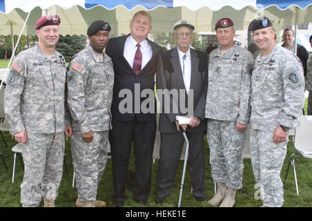 (Links nach rechts) Major General Raymond Palumbo, Command Sergeant Major Antonio Jones, Edwin Leard III, Jack Reed, CSM James Dickens und Oberst Thomas J. Roth. 2. Ingenieur-Brigade %%% E2 %%% 80 %%% 99s Vergangenheit trifft Gegenwart, ein Gespräch mit Jack Reed 475264 Stockfoto