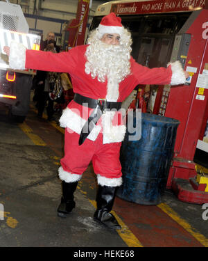 Staten Island, NY, USA. 21. Dezember 2016. Vincent Pastore verkleidet als Weihnachtsmann während der Fahrt Kinder gegen Krebs Spielzeug im Staten Island Bus Depot in New York City am 21. Dezember 2016. © Dennis Van Tine/Medien Punch/Alamy Live-Nachrichten Stockfoto