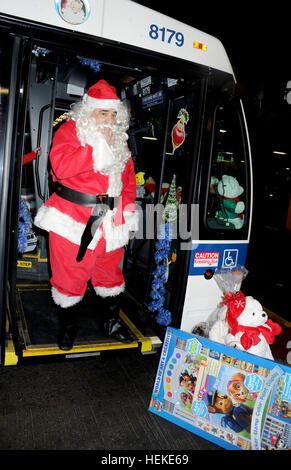 Staten Island, NY, USA. 21. Dezember 2016. Vincent Pastore verkleidet als Weihnachtsmann während der Fahrt Kinder gegen Krebs Spielzeug im Staten Island Bus Depot in New York City am 21. Dezember 2016. © Dennis Van Tine/Medien Punch/Alamy Live-Nachrichten Stockfoto