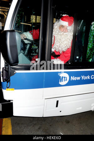 Staten Island, NY, USA. 21. Dezember 2016. Vincent Pastore verkleidet als Weihnachtsmann während der Fahrt Kinder gegen Krebs Spielzeug im Staten Island Bus Depot in New York City am 21. Dezember 2016. © Dennis Van Tine/Medien Punch/Alamy Live-Nachrichten Stockfoto
