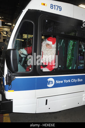 Staten Island, NY, USA. 21. Dezember 2016. Vincent Pastore verkleidet als Weihnachtsmann während der Fahrt Kinder gegen Krebs Spielzeug im Staten Island Bus Depot in New York City am 21. Dezember 2016. © Dennis Van Tine/Medien Punch/Alamy Live-Nachrichten Stockfoto