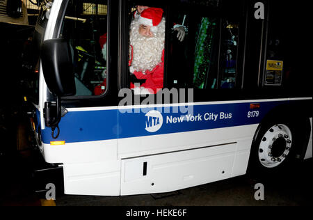 Staten Island, NY, USA. 21. Dezember 2016. Vincent Pastore verkleidet als Weihnachtsmann während der Fahrt Kinder gegen Krebs Spielzeug im Staten Island Bus Depot in New York City am 21. Dezember 2016. © Dennis Van Tine/Medien Punch/Alamy Live-Nachrichten Stockfoto