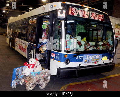 Staten Island, NY, USA. 21. Dezember 2016. Vincent Pastore verkleidet als Weihnachtsmann während der Fahrt Kinder gegen Krebs Spielzeug im Staten Island Bus Depot in New York City am 21. Dezember 2016. © Dennis Van Tine/Medien Punch/Alamy Live-Nachrichten Stockfoto