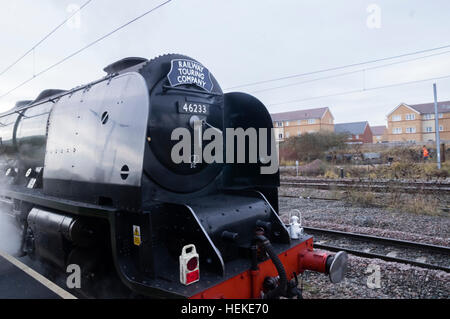 Peterborough, UK. 21. Dezember 2016. Dampf Lok Herzogin von Sutherland gebaut 1938 von der London Midland und Scottish Railway (LMS) nimmt einen Sonderzug nach York.  Die letzten regelmäßige Gebrauch der Dampflokomotive im Vereinigten Königreich wurde im Jahre 1968. Der Zug war Diesel aus Cambridge, Peterborough, wo die Dampflok übernahm, geschleppt.  Auf der Rückfahrt war der Zug geschleppt von York nach Peterborough Dampf. Bildnachweis: William Edwards/Alamy Live-Nachrichten Stockfoto