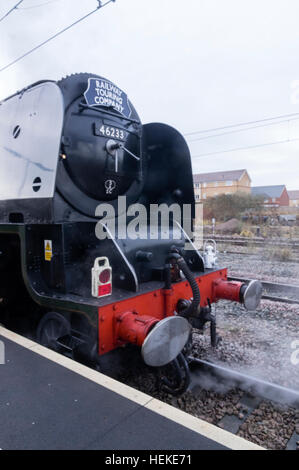 Peterborough, UK. 21. Dezember 2016. Dampf Lok Herzogin von Sutherland gebaut 1938 von der London Midland und Scottish Railway (LMS) nimmt einen Sonderzug nach York.  Die letzten regelmäßige Gebrauch der Dampflokomotive im Vereinigten Königreich wurde im Jahre 1968. Der Zug war Diesel aus Cambridge, Peterborough, wo die Dampflok übernahm, geschleppt.  Auf der Rückfahrt war der Zug geschleppt von York nach Peterborough Dampf. Bildnachweis: William Edwards/Alamy Live-Nachrichten Stockfoto