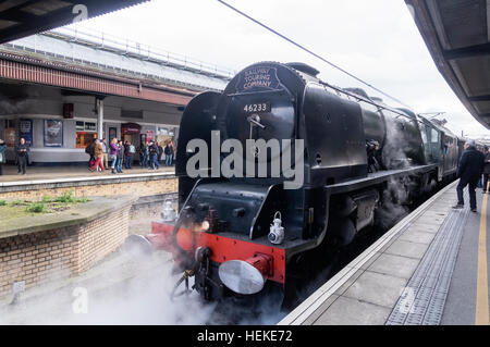 York, UK. 21. Dezember 2016.  Dampf Lok Herzogin von Sutherland gebaut 1938 von der London Midland und Scottish Railway (LMS) nimmt einen Sonderzug nach York.  Die letzten regelmäßige Gebrauch der Dampflokomotive im Vereinigten Königreich wurde im Jahre 1968. Der Zug war Diesel aus Cambridge, Peterborough, wo die Dampflok übernahm, geschleppt.  Auf der Rückfahrt war der Zug geschleppt von York nach Peterborough Dampf. Bildnachweis: William Edwards/Alamy Live-Nachrichten Stockfoto