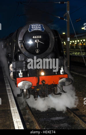 York, UK. 21. Dezember 2016.  Dampf Lok Herzogin von Sutherland gebaut 1938 von der London Midland und Scottish Railway (LMS) nimmt einen Sonderzug nach York.  Die letzten regelmäßige Gebrauch der Dampflokomotive im Vereinigten Königreich wurde im Jahre 1968. Der Zug war Diesel aus Cambridge, Peterborough, wo die Dampflok übernahm, geschleppt.  Auf der Rückfahrt war der Zug geschleppt von York nach Peterborough Dampf. Bildnachweis: William Edwards/Alamy Live-Nachrichten Stockfoto