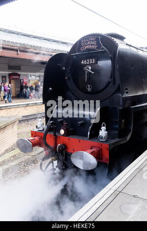 York, UK. 21. Dezember 2016.  Dampf Lok Herzogin von Sutherland gebaut 1938 von der London Midland und Scottish Railway (LMS) nimmt einen Sonderzug nach York.  Die letzten regelmäßige Gebrauch der Dampflokomotive im Vereinigten Königreich wurde im Jahre 1968. Der Zug war Diesel aus Cambridge, Peterborough, wo die Dampflok übernahm, geschleppt.  Auf der Rückfahrt war der Zug geschleppt von York nach Peterborough Dampf. Bildnachweis: William Edwards/Alamy Live-Nachrichten Stockfoto