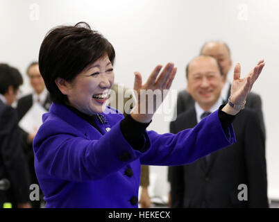 Tokio, Japan. 21. Dezember 2016. Tokyo Gouverneur Yuriko Koike verlässt das Treffen der vier-Parteien-Arbeitsgruppe, Tokyo metropolitan Government, IOC, Organisationskomitee der Olympischen Spiele 2020 in Tokio und der japanischen Regierung in Tokio auf Mittwoch, 21. Dezember 2016. Tokio 2020 Organising Committee Geschätzte Gesamtkosten von 1,6 bis 1,8 Billionen Yen für die Olympischen und Paralympischen Spiele. © Yoshio Tsunoda/AFLO/Alamy Live-Nachrichten Stockfoto