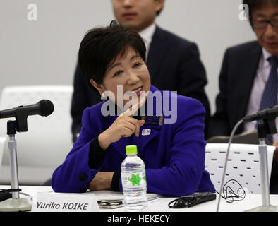 Tokio, Japan. 21. Dezember 2016. Tokyo Gouverneur Yuriko Koike spricht auf der Tagung des Arbeitskreises vier-Parteien-Tokyo metropolitan Government, IOC, Organisationskomitee der Olympischen Spiele 2020 in Tokio und der japanischen Regierung in Tokio auf Mittwoch, 21. Dezember 2016. Tokio 2020 Organising Committee Geschätzte Gesamtkosten von 1,6 bis 1,8 Billionen Yen für die Olympischen und Paralympischen Spiele. © Yoshio Tsunoda/AFLO/Alamy Live-Nachrichten Stockfoto