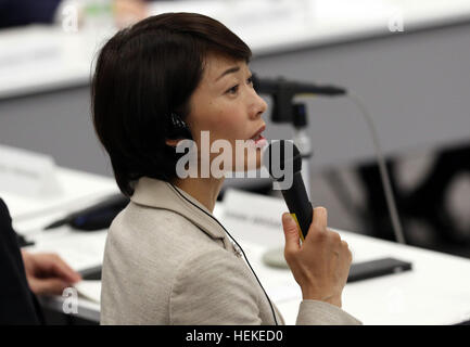 Tokio, Japan. 21. Dezember 2016. Japanischen Olympischen Spiele und Paralympics Minister Tamayo Marukawa spricht auf der Tagung des Arbeitskreises vier-Parteien-Tokyo metropolitan Government, IOC, Organisationskomitee der Olympischen Spiele 2020 in Tokio und der japanischen Regierung in Tokio auf Mittwoch, 21. Dezember 2016. Tokio 2020 Organising Committee Geschätzte Gesamtkosten von 1,6 bis 1,8 Billionen Yen für die Olympischen und Paralympischen Spiele. © Yoshio Tsunoda/AFLO/Alamy Live-Nachrichten Stockfoto