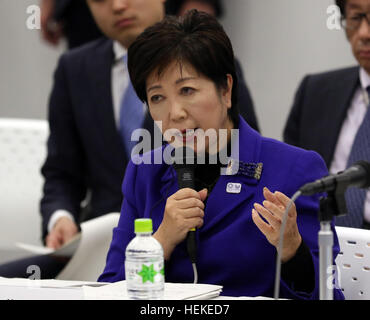 Tokio, Japan. 21. Dezember 2016. Tokyo Gouverneur Yuriko Koike spricht auf der Tagung des Arbeitskreises vier-Parteien-Tokyo metropolitan Government, IOC, Organisationskomitee der Olympischen Spiele 2020 in Tokio und der japanischen Regierung in Tokio auf Mittwoch, 21. Dezember 2016. Tokio 2020 Organising Committee Geschätzte Gesamtkosten von 1,6 bis 1,8 Billionen Yen für die Olympischen und Paralympischen Spiele. © Yoshio Tsunoda/AFLO/Alamy Live-Nachrichten Stockfoto