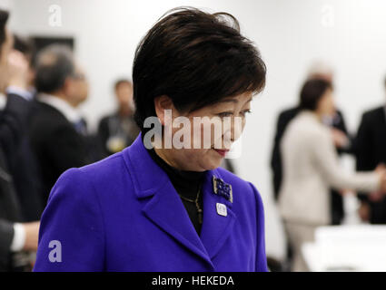 Tokio, Japan. 21. Dezember 2016. Tokyo Gouverneur Yuriko Koike verlässt das Treffen der vier-Parteien-Arbeitsgruppe, Tokyo metropolitan Government, IOC, Organisationskomitee der Olympischen Spiele 2020 in Tokio und der japanischen Regierung in Tokio auf Mittwoch, 21. Dezember 2016. Tokio 2020 Organising Committee Geschätzte Gesamtkosten von 1,6 bis 1,8 Billionen Yen für die Olympischen und Paralympischen Spiele. © Yoshio Tsunoda/AFLO/Alamy Live-Nachrichten Stockfoto