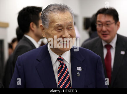 Tokio, Japan. 21. Dezember 2016. Tokio 2020 Olympischen Organisationskomitees für Präsident Yoshiro Mori verlässt die Sitzung der Arbeitsgruppe 4-Parteien-Gruppe, Tokyo metropolitan Government, IOC, Organisationskomitee der Olympischen Spiele 2020 in Tokio und der japanischen Regierung in Tokio auf Mittwoch, 21. Dezember 2016. Tokio 2020 Organising Committee Geschätzte Gesamtkosten von 1,6 bis 1,8 Billionen Yen für die Olympischen und Paralympischen Spiele. © Yoshio Tsunoda/AFLO/Alamy Live-Nachrichten Stockfoto