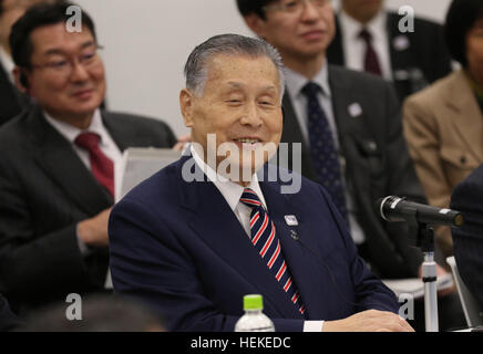 Tokio, Japan. 21. Dezember 2016. Tokio 2020 Olympischen Organisationskomitees für Präsident Yoshiro Mori auf der Tagung des Arbeitskreises vier-Parteien spricht-Tokyo metropolitan Government, IOC, Organisationskomitee der Olympischen Spiele 2020 in Tokio und der japanischen Regierung in Tokio auf Mittwoch, 21. Dezember 2016. Tokio 2020 Organising Committee Geschätzte Gesamtkosten von 1,6 bis 1,8 Billionen Yen für die Olympischen und Paralympischen Spiele. © Yoshio Tsunoda/AFLO/Alamy Live-Nachrichten Stockfoto