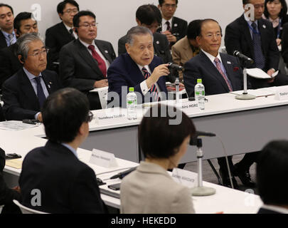 Tokio, Japan. 21. Dezember 2016. Tokio 2020 Olympischen Organisationskomitees für Präsident Yoshiro Mori auf der Tagung des Arbeitskreises vier-Parteien spricht-Tokyo metropolitan Government, IOC, Organisationskomitee der Olympischen Spiele 2020 in Tokio und der japanischen Regierung in Tokio auf Mittwoch, 21. Dezember 2016. Tokio 2020 Organising Committee Geschätzte Gesamtkosten von 1,6 bis 1,8 Billionen Yen für die Olympischen und Paralympischen Spiele. © Yoshio Tsunoda/AFLO/Alamy Live-Nachrichten Stockfoto